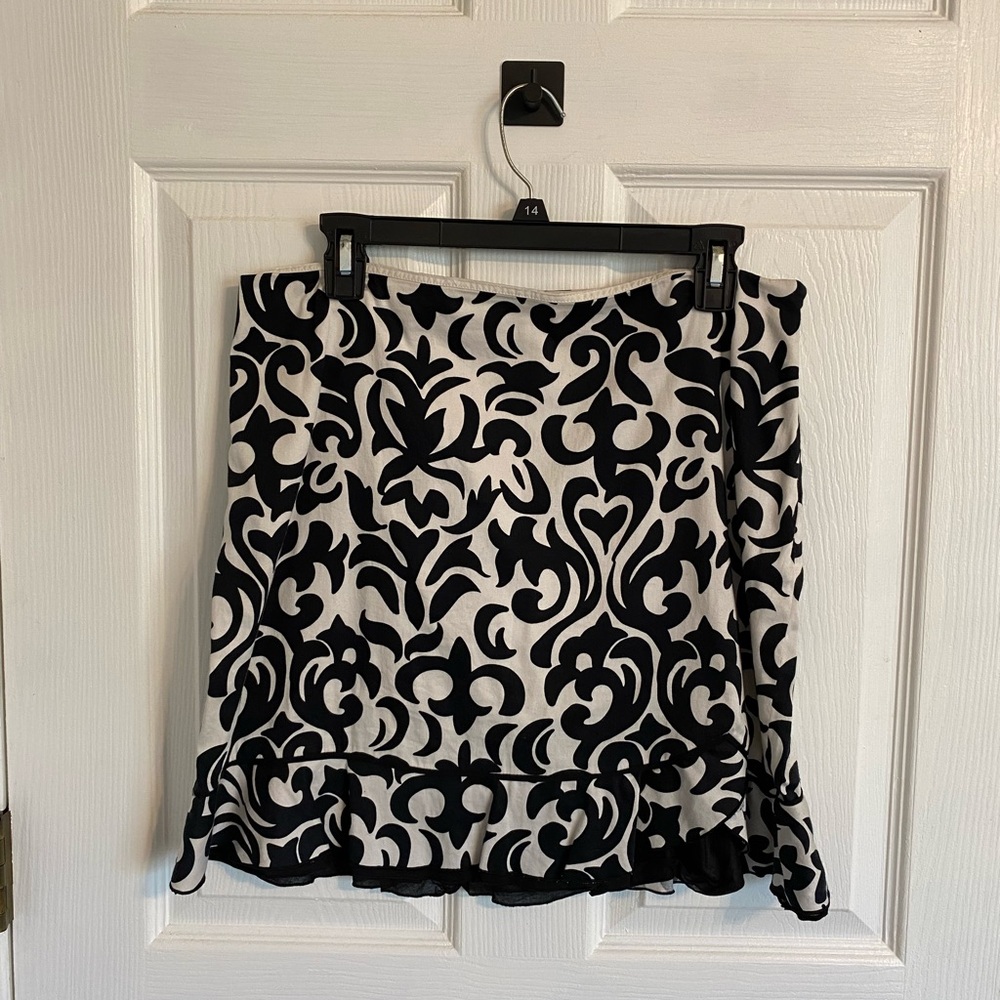 WHBM Black and White Patterned Skirt Size 12 fully lined with a side zipper
